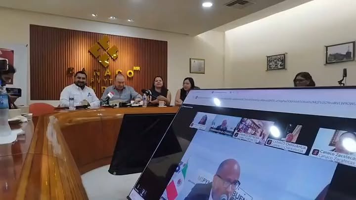 Acompañado de empresarios del sector, el presidente de la Cámara en Altamira César Sánchez Aguilar,…