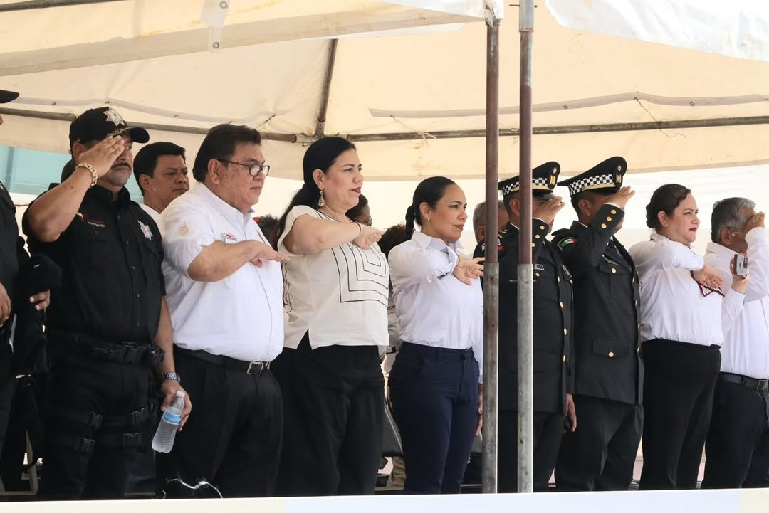 Autoridades municipales y cuerpos de seguridad y auxilio, la alcaldesa Patty Chio encabezó el desfile cívico…