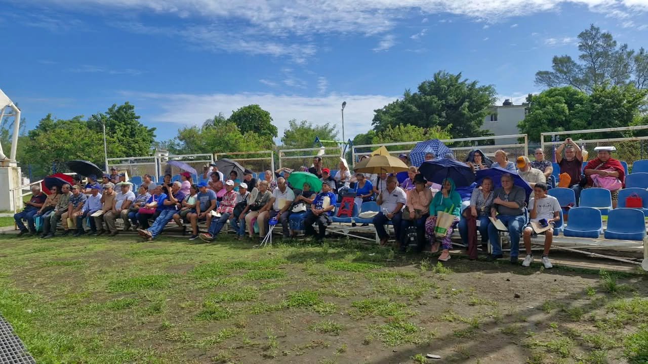 Bajo el sol, esperan adultos mayores en módulo de Bienestar en Tampico
