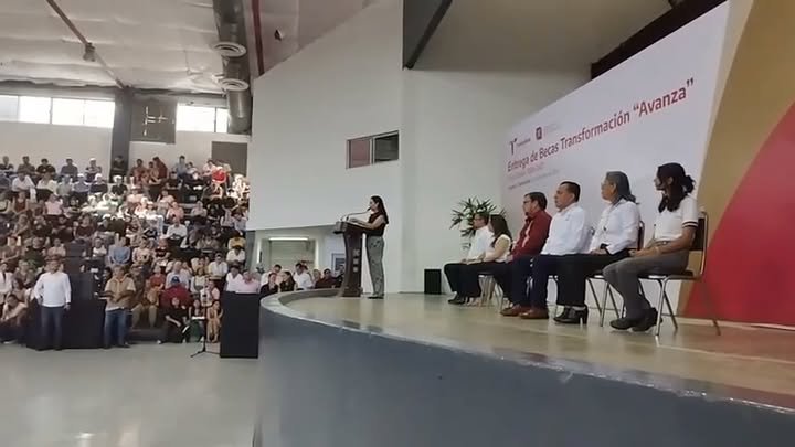 Ceremonia de entrega de la Beca Transformación Avanza en el Auditorio Municipal de Tampico