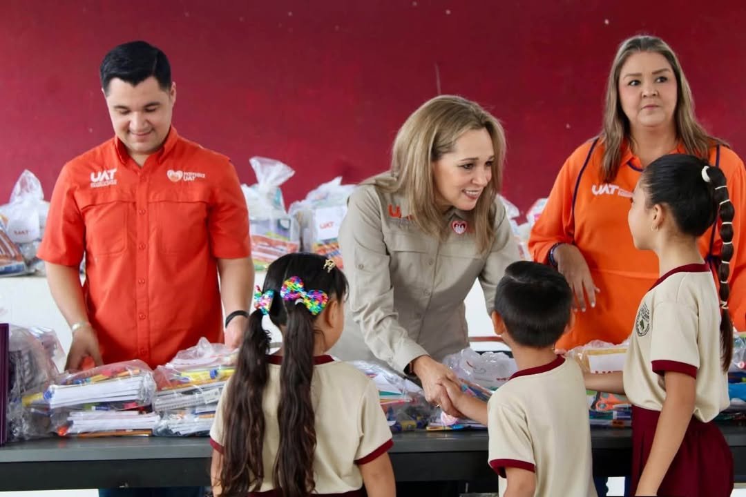 Entrega Familia UAT útiles escolares en escuelas primarias de Güémez y Ciudad Victoria