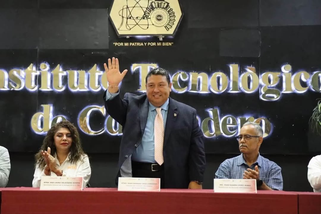 Entrega Tec Madero basificaciones y medallas por antigüedad