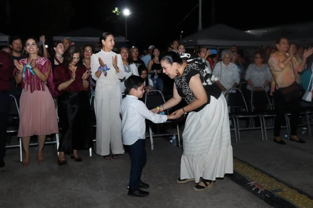 Familias enteras abarrotaron la Plaza del Ingenio para disfrutar una noche de música y arte con la presentación de Satin