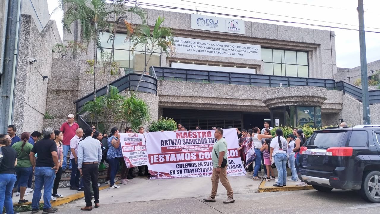 Insisten padres de familia en la inocencia de maestro de Madero acusado ante la Fiscalía