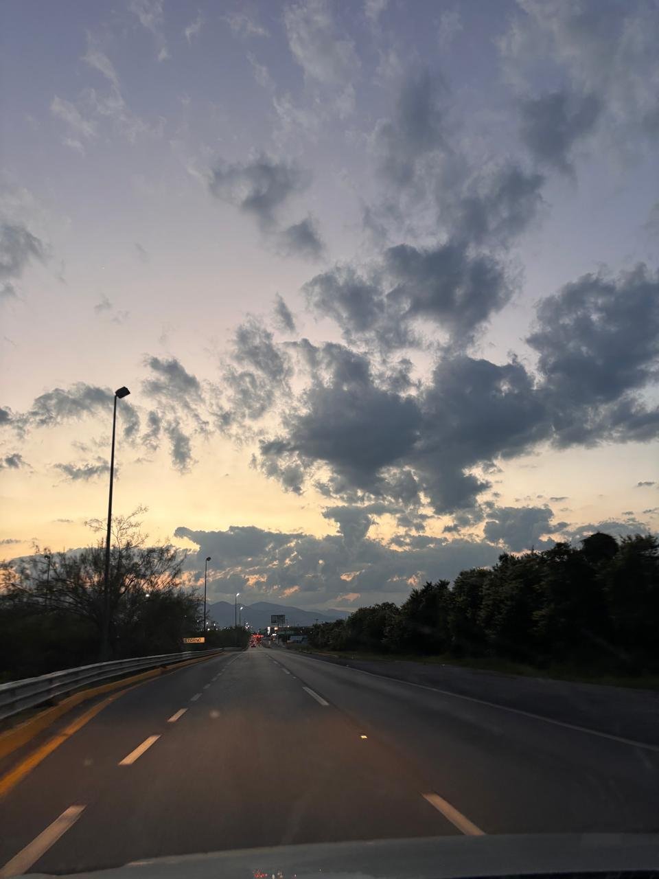 Carretera de Tamaulipas al atardecer, con la sierra al fondo