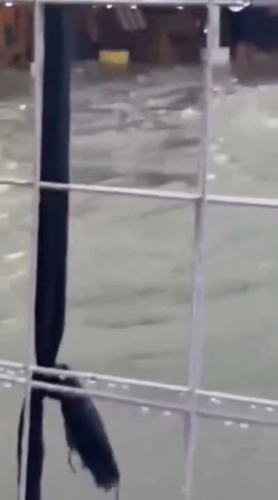 Lluvias provocadas por el huracán categoria 2 'Simón' causan severas inundaciones en Acapulco, Guerrero; hay…
