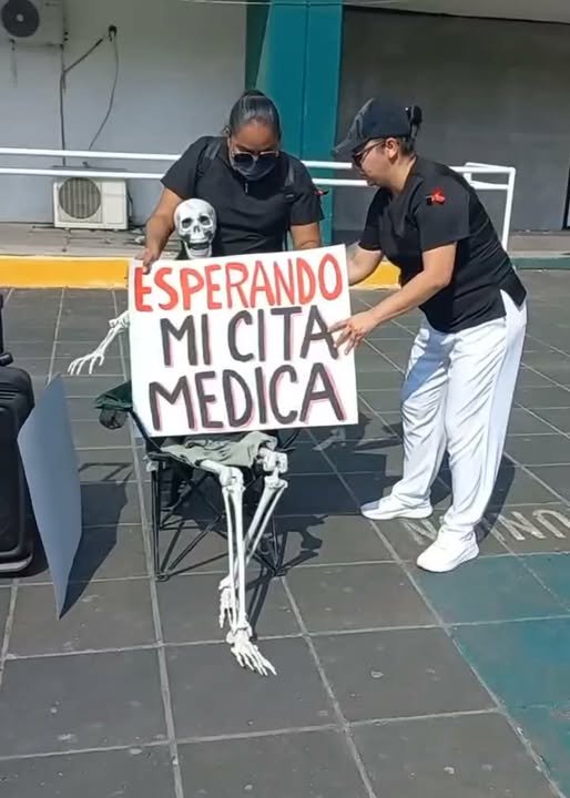 Los manifestantes llevaron a un paciente que tiene años 'esperando' su cita en el Hospital del Seguro Social