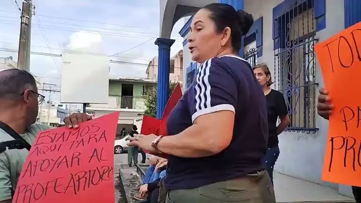 Manifestación en la FENNAM de Tampico de padres de familia que respaldan al maestro Arturo "N", director…