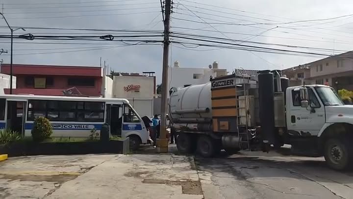 Microbús de la ruta Tampico-Valle chocó contra unidad tipo Vactor; una pasajera resultó lesionada