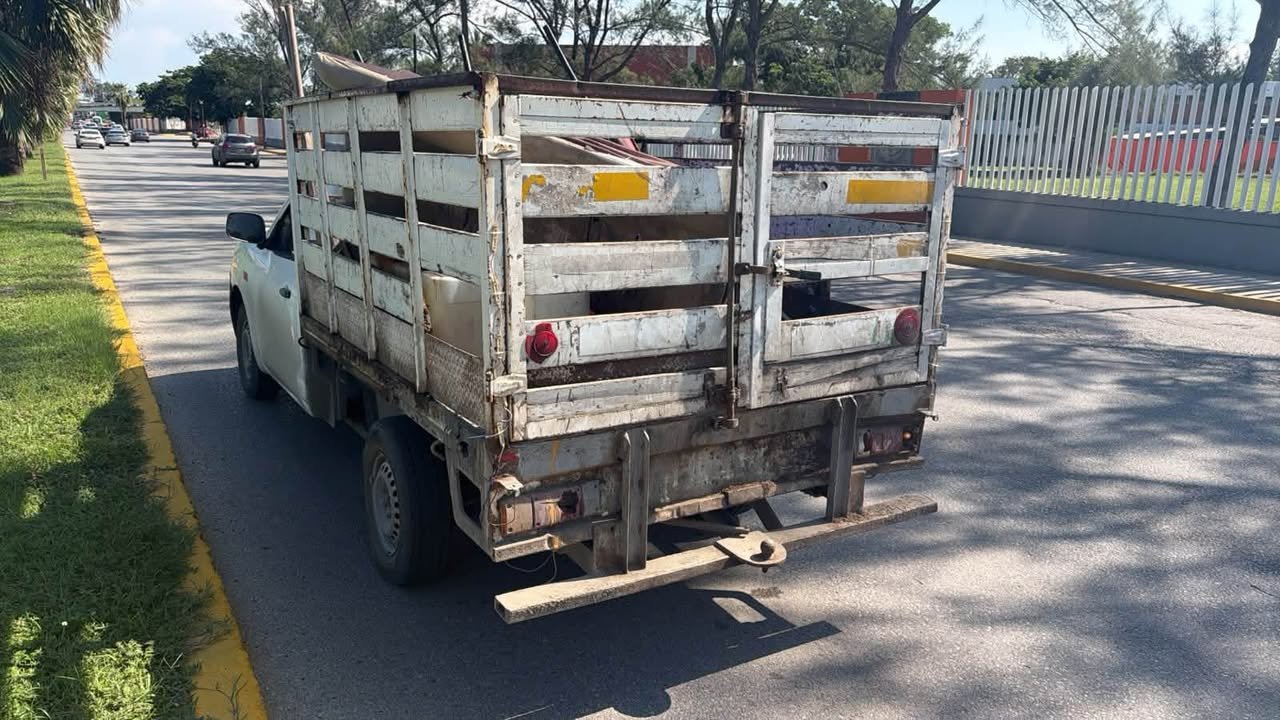 Percance vial sobre el bulevar Adolfo López Mateos frente a la puerta de la UAT