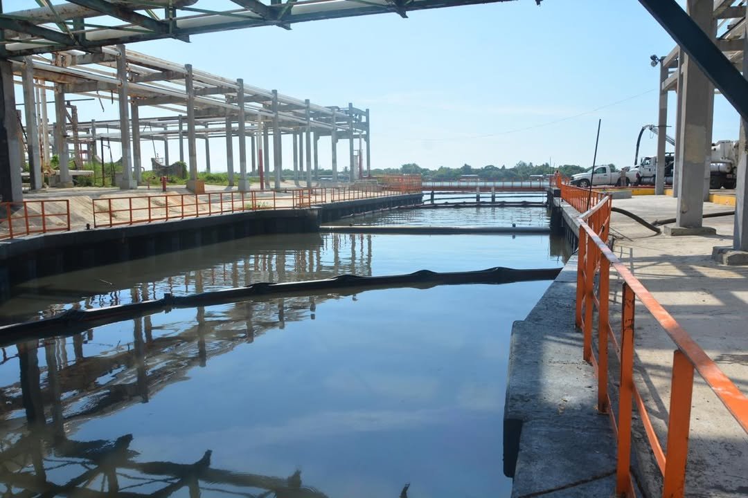 Petróleos Mexicanos (Pemex) mantiene equipos especializados en el río Pánuco para contener y retirar posibles…