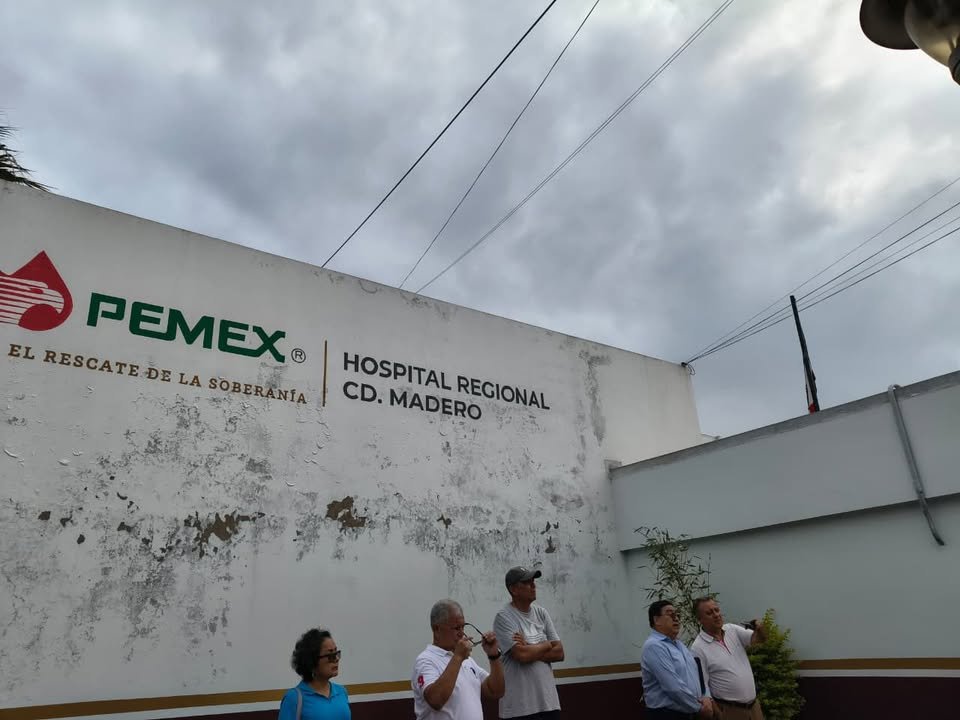 Protestan petroleros por falta de medicinas en hospital de Pemex